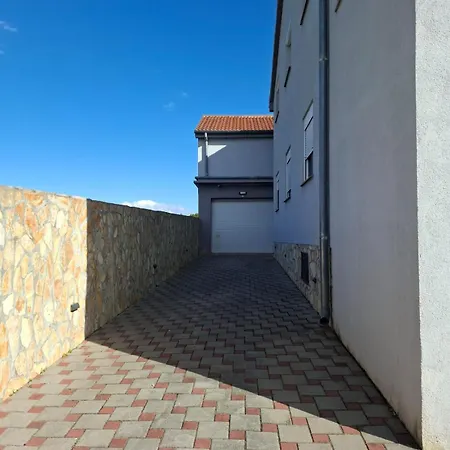 شقة 3db Ivica-parking,klima,wifi *